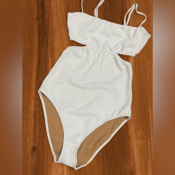 Else Boucle Hidden Underwire One-Piece Swimsuit – White, French Design - Picture 3 of 7